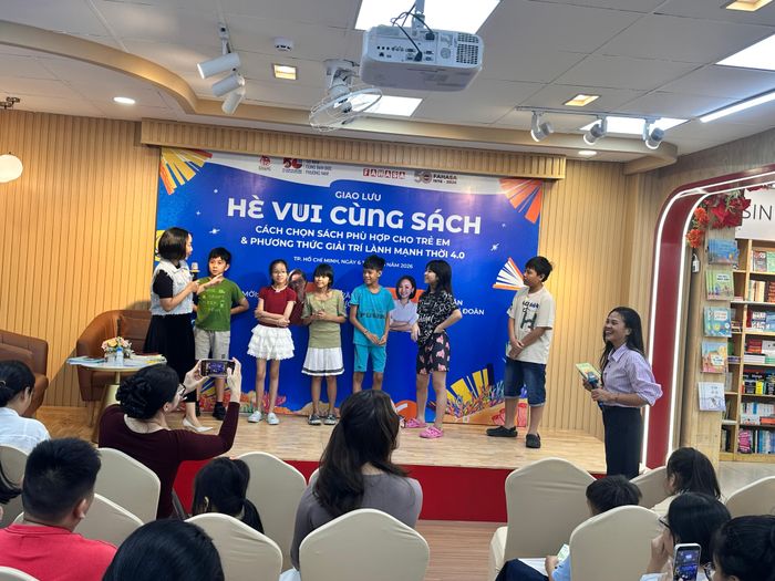 Các em nhỏ hào hứng tham gia vào hoạt động "Tập làm nhà văn"