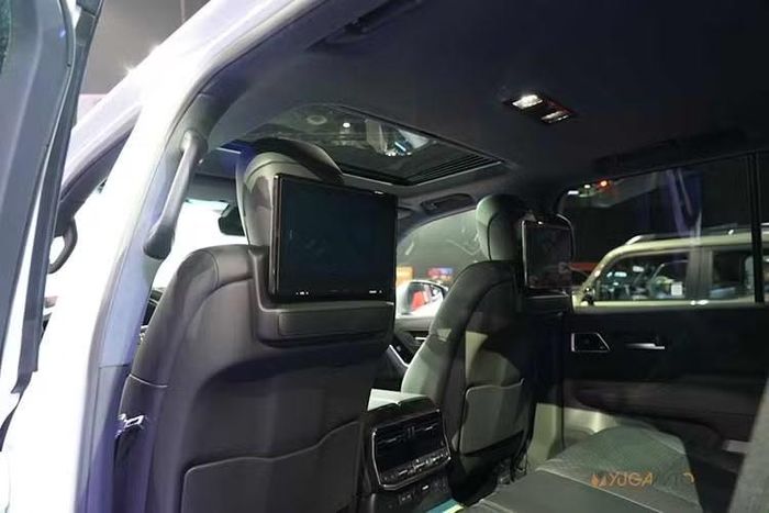 Nội thất Land Cruiser Hybrid được nâng cấp với ghế da chỉnh điện 8 hướng có chức năng nhớ, cụm đồng hồ kỹ thuật số 12,3 inch, màn hình giải trí 12,3 inch tích hợp Apple CarPlay và Android Auto không dây, cùng hệ thống âm thanh 14 loa JBL. Hệ thống Toyota Safety Sense 3.0 cũng được trang bị tiêu chuẩn.