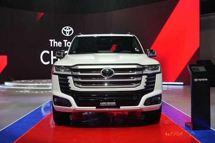 Hiện Toyota Land Cruiser Hybrid đã bắt đầu nhận đặt cọc tại thị trường Việt Nam. Một số tư vấn viên bán tại khu vực phía Bắc cho biết phiên bản này sẽ về nước vào khoảng quý IV/2026, cùng mức giá dự kiến tăng nhẹ so với bản thuần xăng vốn đang mở bán là 4,58 tỷ đồng.