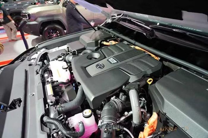 Tại các thị trường quốc tế, Land Cruiser Hybrid còn được tích hợp nhiều công nghệ hỗ trợ off-road như hệ thống lựa chọn địa hình tự động Auto Multi-Terrain Select. Hệ thống này có khả năng nhận diện các điều kiện vận hành như cát, bùn, đá hoặc đường đất để tự động điều chỉnh các thông số phù hợp. Bên cạnh đó là màn hình Multi-Terrain Monitor hỗ trợ quan sát địa hình xung quanh xe.