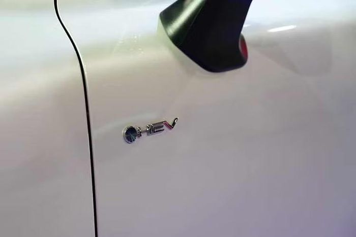 Điểm đáng chú ý nhất của mẫu xe SUV Toyota Land Cruiser hybrid nằm ở hệ truyền động mới. Xe sử dụng động cơ xăng V6 tăng áp kép 3.5L kết hợp mô-tơ điện, tương tự cấu hình đang xuất hiện trên Lexus LX 700h.