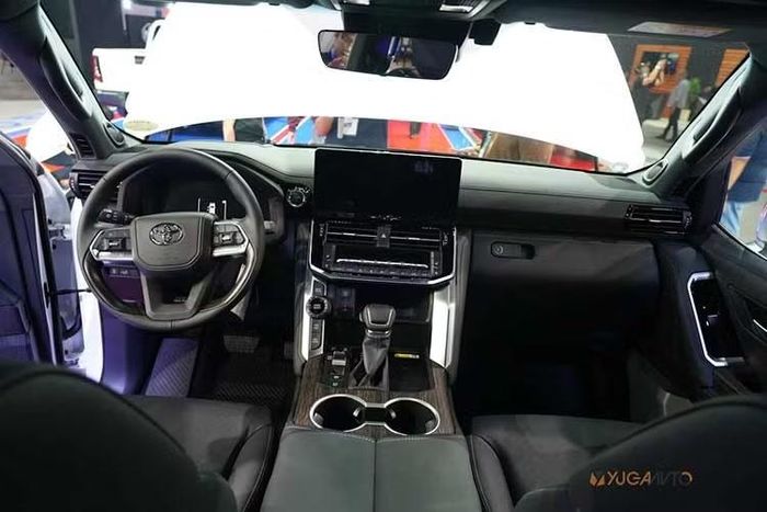 Ngoài việc bổ sung hệ truyền động hybrid, Toyota cũng tinh chỉnh một số chi tiết ngoại thất nhằm tạo điểm nhấn cho phiên bản mới. Xe được trang bị bộ bodykit khí động học mới cùng các chi tiết trang trí màu đen bóng. Logo "HEV" được bổ sung ở cửa cốp và bên hông xe.