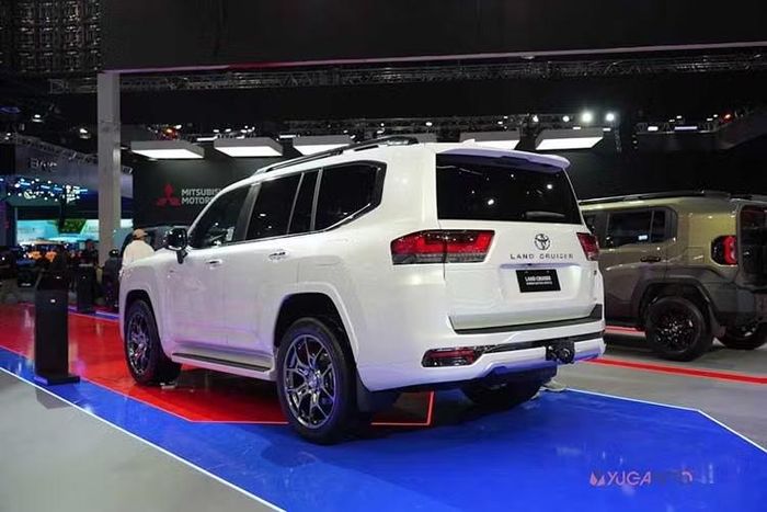 Tại thị trường Philippines, Toyota Land Cruiser còn được mở bán phiên bản động cơ dầu V6 3.3L tăng áp kép, có mức giá thấp hơn đáng kể là 5,758 triệu peso (quy đổi 2,46 tỷ đồng). Về ngoại hình, Land Cruiser Hybrid 2026 sở hữu thiết kế tổng thể gần như nguyên bản của LC300 tiêu chuẩn, nhưng khoang động cơ được nâng cấp toàn diện.