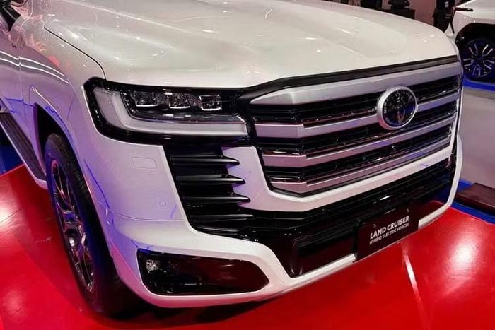 Tổng công suất đạt 457 mã lực cùng mô-men xoắn cực đại 790 Nm, giúp đây trở thành phiên bản Land Cruiser mạnh nhất từng được Toyota sản xuất. Sức mạnh được truyền xuống bốn bánh thông qua hộp số tự động 10 cấp.