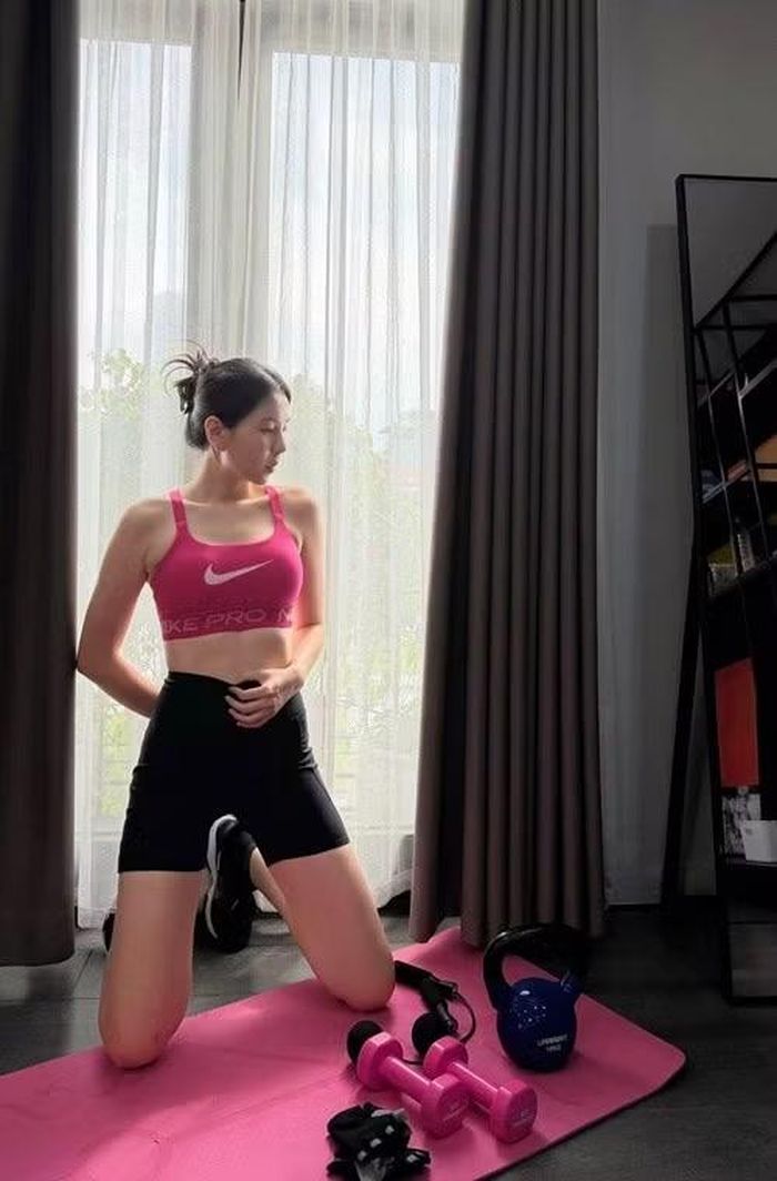 Bên cạnh việc chăm sóc con nhỏ, Mai Ngọc vẫn duy trì thói quen tập luyện đều đặn. Những buổi tập tại nhà được cô xem là cách nạp năng lượng tích cực, đồng thời giúp cân bằng giữa công việc, gia đình và thời gian dành cho bản thân.