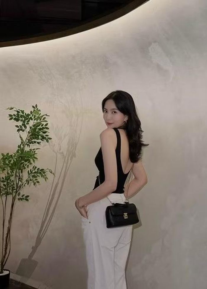 Sau hơn một năm sinh con, Mai Ngọc dần lấy lại vóc dáng thon gọn. Nữ MC tiếp tục theo đuổi phong cách thời trang thanh lịch, tối giản và nhận nhiều lời khen nhờ diện mạo rạng rỡ khi quay trở lại các hoạt động thường ngày.