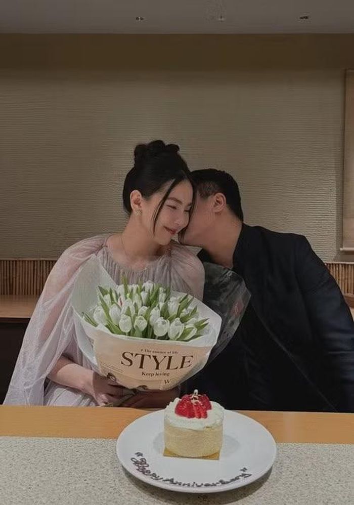 Dịp kỷ niệm tình yêu, Mai Ngọc nhận bó hoa tulip trắng từ chồng. Nữ MC từng hài hước chia sẻ: “Chưa rõ mặt bao giờ nhưng ai cũng bảo Panda giống anh này”, khi nhắc đến người bạn đời luôn hạn chế xuất hiện trên mạng xã hội.