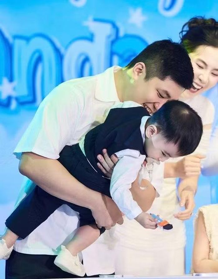 Ông xã Mai Ngọc hiếm khi xuất hiện công khai nhưng luôn đồng hành trong những dịp quan trọng của gia đình. Trong tiệc sinh nhật đầu tiên của bé Panda, anh thoải mái vui đùa cùng con trai, cho thấy cuộc sống hôn nhân kín tiếng nhưng gắn bó của cặp đôi.