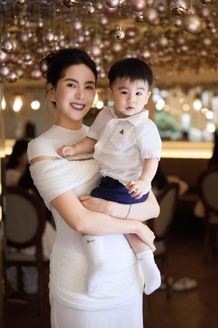 Dịp con trai tròn một tuổi, Mai Ngọc tiết lộ Panda bất ngờ lựa chọn đúng chiếc micro trong buổi chụp hình, chi tiết khiến nhiều người liên tưởng đến công việc dẫn chương trình gắn bó với cô nhiều năm qua.