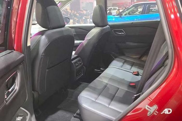 Hệ dẫn động bốn bánh e-4ORCE trên X-Trail 2026 được tạo thành từ hai mô tơ điện. Ở phía trước là mô tơ BM46 cho công suất 204 PS (201 hp hoặc 150 kW) và mô-men xoắn 330 Nm. Ở phía sau là mô tơ MM48 với thông số 136 PS (134 hp hoặc 100 kW) và 195 Nm.