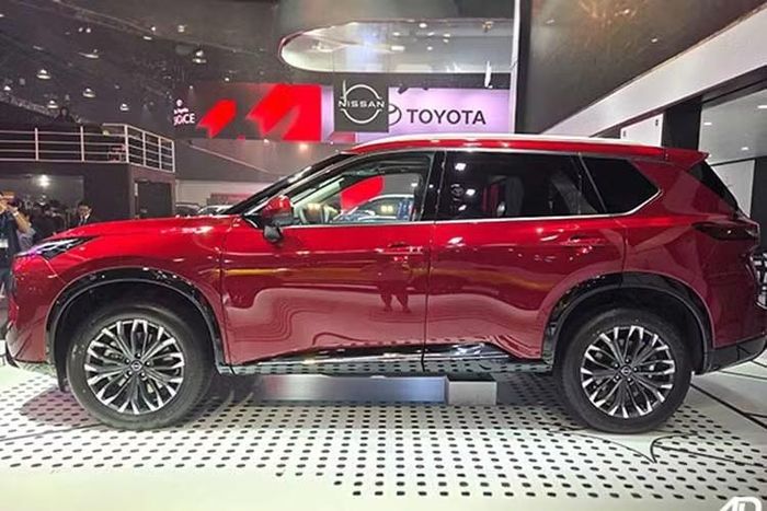 Về ngoại hình, Nissan X-Trail e-Power 2026 vẫn giữ dáng vẻ hiện đại và cứng cáp với chiều dài tổng thể 4.660 mm, rộng 1.840 mm và cao 1.720 mm, chiều dài cơ sở đạt 2.706 mm. So với thế hệ trước, xe được mở rộng nhẹ ở cả chiều dài và chiều rộng, mang lại không gian nội thất rộng rãi hơn cho ba hàng ghế.