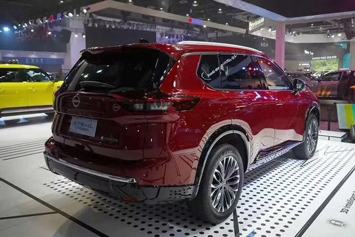 Xe có các tùy chọn màu sắc Sahara Dune Metallic, Cardinal Red Metallic, Everest White và Stealthy Pearl Gray. Nissan còn tung phiên bản đặc biệt kết hợp các màu Everest White, Stealth Pearl Gray và Sahara Dune Metallic với nóc đen, giới hạn 100 chiếc và có giá cao hơn.