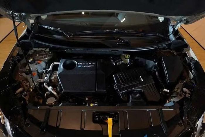 Xe còn có 6 túi khí, đầy đủ hệ thống an toàn bị động, hỗ trợ khởi hành ngang dốc, kiểm soát đổ dốc cùng gói ADAS 360 Safety Shield. Các tính năng bao gồm phanh khẩn cấp tự động, cảnh báo giám sát người lái, camera 360, ga tự động thích ứng, cảnh báo điểm mù, cảnh báo lệch làn và hỗ trợ đèn pha thông minh.