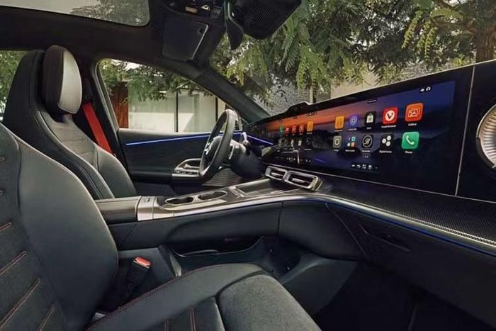 Ngoài ra, khách hàng có thể chọn trần kính toàn cảnh công nghệ LCD tích hợp 162 ngôi sao ba cánh phát sáng đồng bộ với đèn nội thất. Hệ thống âm thanh Burmester 4D cho phép ghế ngồi rung theo nhạc, tạo trải nghiệm mới mẻ. Nội thất cũng có tùy chọn vật liệu Vegan, không sử dụng sản phẩm từ động vật.