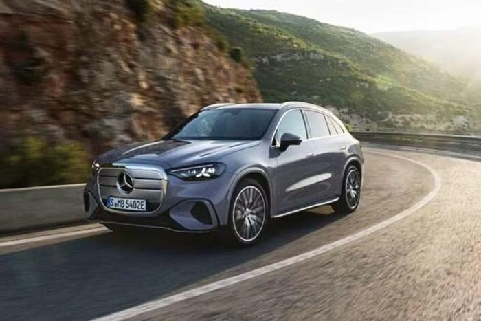 Tại thị trường Trung Quốc, giá xe Mercedes-Benz GLC EV 2026 bản thuần điện bán ra khởi điểm từ 349.000 nhân dân tệ (tương đương 1,35 tỷ đồng). Trong vòng 12 tháng qua, doanh số của Mercedes-Benz tại Trung Quốc liên tục giảm theo năm, nhưng mẫu GLC điện mới hứa hẹn tạo ra cú hích mới cho thương hiệu trong phân khúc SUV điện.