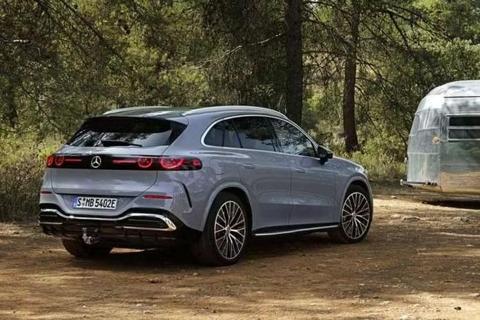 Ngoài ra, khoang hành lý phía sau có dung tích 570 lít, có thể mở rộng lên 1.740 lít. Theo Mercedes-Benz, GLC EV có chiều dài 4.845mm (dài hơn 84mm), chiều rộng 1.913 mm (rộng hơn 29mm), chiều cao 1.644mm (cao hơn 20mm) và chiều dài cơ sở 2.972mm (dài hơn 99mm).