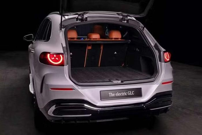 Mercedes-Benz cung cấp hai lựa chọn. Phiên bản GLC 400 4Matic với hai mô-tơ điện dẫn động bốn bánh cho công suất 483 mã lực, mô-men xoắn 808Nm và tăng tốc 0 - 100km/h trong 4,4 giây. Phiên bản GLC 300+ dẫn động cầu sau đạt công suất 369 mã lực, mô-men xoắn 505Nm, tăng tốc 0 - 100km/h trong 5,9 giây.
