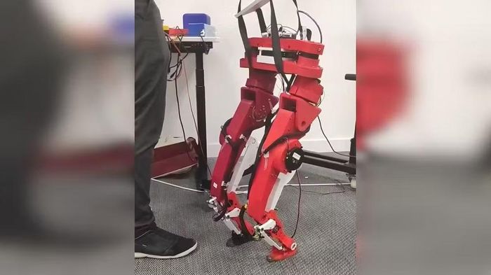 Theo tài liệu thiết kế được công khai, bộ khung của robot được chế tạo từ khoảng 4 kg nhựa PLA+ sử dụng công nghệ in 3D, trong khi hệ thống vận động gồm 12 động cơ khớp nối đến từ chuỗi cung ứng Trung Quốc, kết hợp với bo mạch Raspberry Pi 5 và các linh kiện tiêu chuẩn nhằm giảm tối đa chi phí nhưng vẫn đảm bảo khả năng hoạt động thực tế.