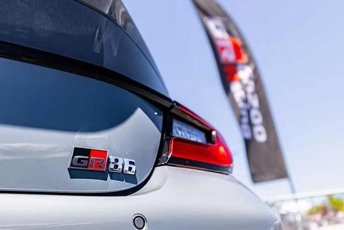 Tại thị trường Mỹ, Toyota GR86 2027 tiếp tục được cung cấp với hai phiên bản là tiêu chuẩn và Premium. Cả hai đều có thể trang bị thêm gói Performance Package được bê nguyên từ đời cũ sang.