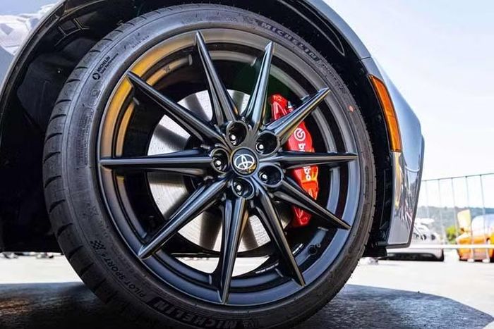 Tuy nhiên, cách mô-men xoắn được truyền tải đã được điều chỉnh. Toyota cho biết các kỹ sư của hãng đã tinh chỉnh chân ga nhằm mang lại phản hồi mượt mà và tuyến tính hơn. Ngoài ra, phần vát của cơ cấu khóa liên động cần số giữa số 4 và số 5 đã được mở rộng thêm khoảng 0,5 mm để cải thiện cảm giác sang số.
