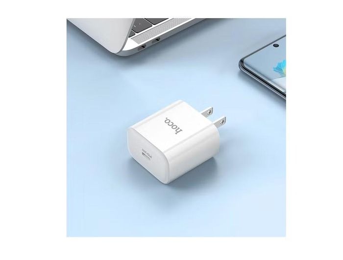 Một lựa chọn khác đáng chú ý là Hoco PD30W với thiết kế nhỏ gọn, hỗ trợ sạc nhanh chuẩn USB Power Delivery công suất 30W, tích hợp các cơ chế bảo vệ quá dòng, quá áp và quá nhiệt, phù hợp cho cả iPhone, điện thoại Android, tai nghe không dây và máy tính bảng sử dụng cổng USB-C.