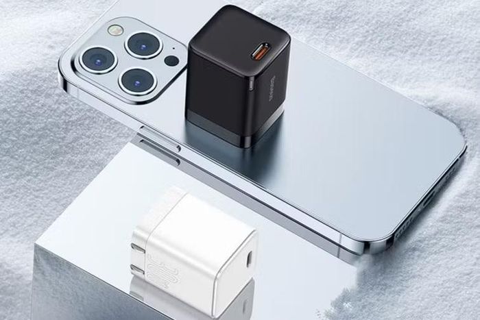 Nhu cầu sở hữu một bộ sạc nhanh nhỏ gọn nhưng vẫn đủ công suất cho smartphone, máy tính bảng và các thiết bị di động đang ngày càng tăng, đặc biệt khi nhiều mẫu điện thoại hiện nay không còn tặng kèm củ sạc trong hộp, khiến người dùng phải tự tìm kiếm giải pháp sạc vừa tiết kiệm chi phí vừa đảm bảo an toàn và tốc độ nạp pin ổn định.