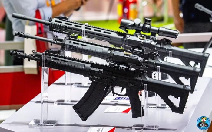 Mẫu súng này cũng có nhiều biến thể, bao gồm phiên bản carbine và phiên bản súng trường bắn tỉa bán tự động, phục vụ các vai trò khác nhau trong đơn vị.