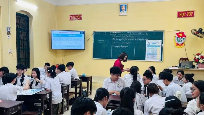 Giáo viên Trường THPT Lý Nhân Tông hướng dẫn học sinh học tập theo nhóm, tăng cường kỹ năng tư duy và vận dụng kiến thức trước kỳ thi tốt nghiệp THPT.