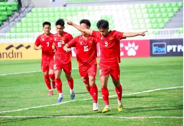 Tuy nhiên, U19 Việt Nam tạm dẫn đầu bảng A khi đang hơn chủ nhà U19 Indonesia về chỉ số phụ.