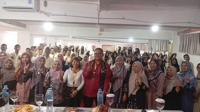 Các diễn giả chụp hình cùng học sinh Trường SMA2 Bukittinggi của Indonesia.