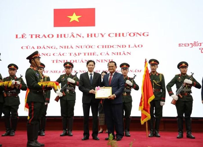 Sở Ngoại vụ đón nhận Huy chương Hữu nghị của Chính phủ nước Cộng hòa Dân chủ Nhân dân Lào.