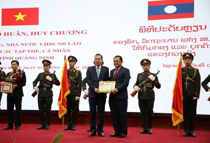 Văn phòng UBND tỉnh đón nhận Huy chương Hữu nghị của Chính phủ nước Cộng hòa Dân chủ Nhân dân Lào.