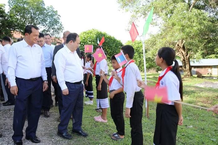 Bí thư Tỉnh ủy Quảng Ninh trò chuyện với học sinh nhà trường.