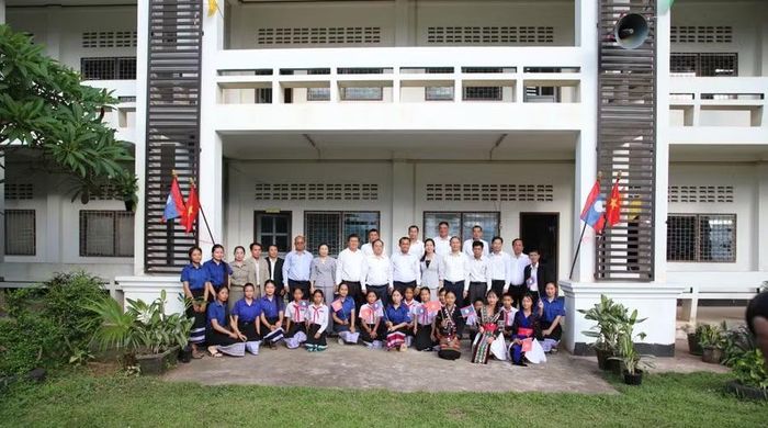 Bí thư Tỉnh ủy Quảng Ninh cùng đoàn công tác thăm cơ sở vật chất và chụp ảnh lưu niệm với thầy cô, học sinh nhà trường.