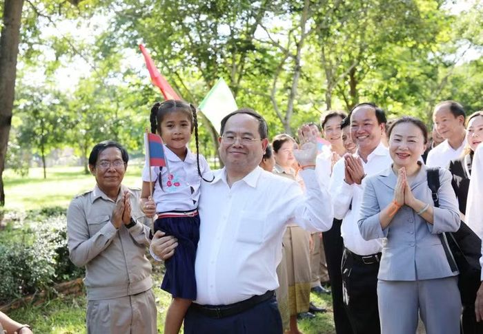 Thầy cô và học sinh Trường Dân tộc nội trú Xay Nhạ Bu Ly chào đón đồng chí Bí thư Tỉnh ủy Quảng Ninh và đoàn công tác.