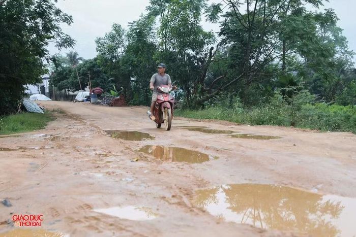 Tuyến đường lầy lội trở thành nỗi ám ảnh của người dân địa phương.