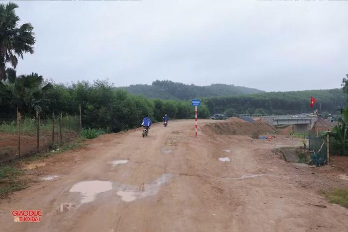 Nhiều hạng mục của tuyến đường vẫn chưa hoàn thành.