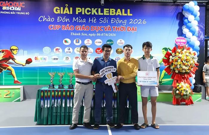 Các nhà tài trợ trao biểu trưng tại buổi lễ.