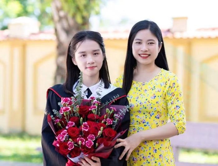 Bảo Ngọc cùng cô giáo dạy Văn Trịnh Thị Nga. Ảnh NVCC