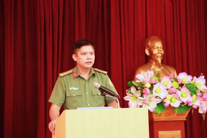 Lãnh đạo Phòng Quản lý xuất nhập cảnh phát biểu tại hội nghị. Ảnh CAHT