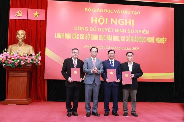 Bộ trưởng Bộ GD&amp;ĐT Hoàng Minh Sơn trao Quyết định bổ nhiệm lãnh đạo Trường ĐH Kiên Giang.