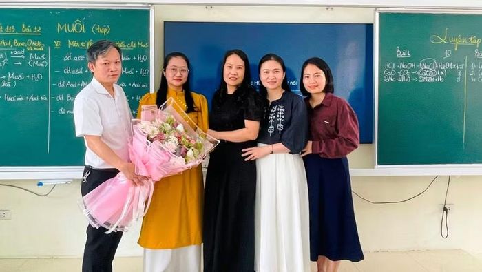Thầy giáo Nguyễn Hùng Tráng và đồng nghiệp ở Trường THCS Đông Thọ (phường Hàm Rồng).