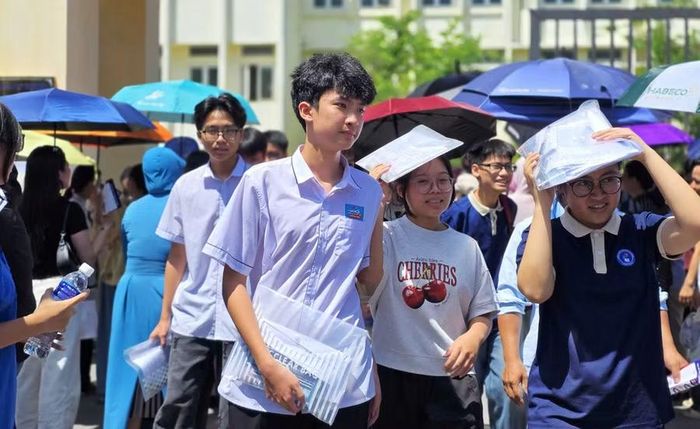 Nhiều thí sinh tự tin sau khi kết thúc buổi thi môn Toán.