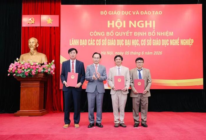 Bộ trưởng Bộ GD&amp;ĐT trao quyết định bổ nhiệm cho Hiệu trưởng và 2 Phó Hiệu trưởng Trường Cao đẳng Kỹ nghệ Dung Quất.