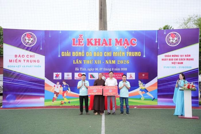 Các đội bóng chung tay quyên góp hỗ trợ Chùa Vĩnh (xã Đồng Lộc) - nơi đang chăm sóc, nuôi dưỡng nhiều trẻ em mồ côi và có hoàn cảnh đặc biệt khó khăn