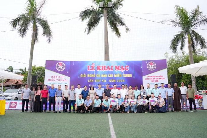 Lãnh đạo tỉnh Hà Tĩnh chụp ảnh lưu niệm cùng các đội bóng tham dự Giải bóng đá Báo chí miền Trung lần thứ XII.