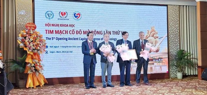 Khen thưởng Hội Tim mạch TP Huế.