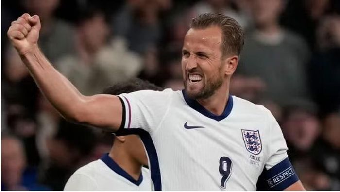 Harry Kane rất thanh thoát, sắc bén và luôn tập luyện với cường độ cao nhất. Trong các buổi tập chiến thuật, cậu ấy luôn là người dẫn đầu về năng lượng và tinh thần thi đấu".