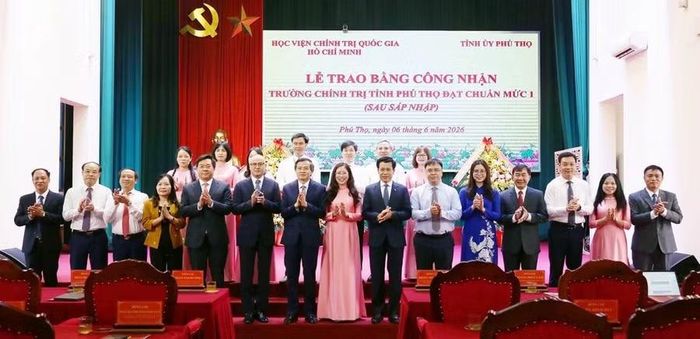 Các đại biểu chụp ảnh cùng Ban Giám hiệu và lãnh đạo các khoa, phòng của Trường Chính trị tỉnh Phú Thọ (ảnh Thanh Hòa).