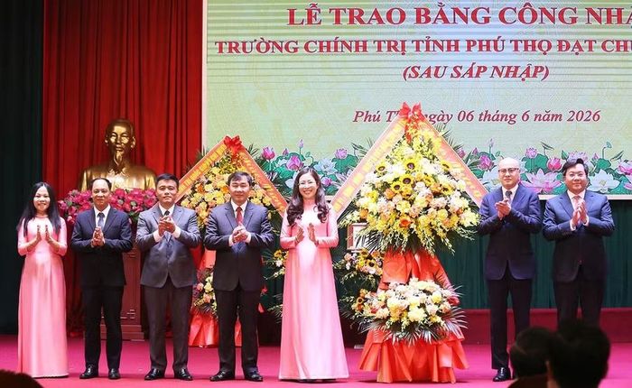 Ông Phạm Đại Dương - Bí thư Tỉnh ủy Phú Thọ và ông Trần Duy Đông Chủ tịch UBND tỉnh Phú Thọ tặng hoa chúc mừng Trường Chính trị tỉnh (ảnh Thanh Hòa).